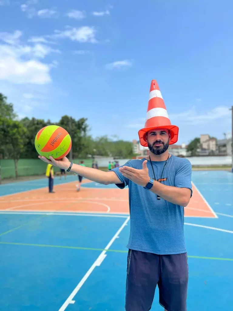 Professor Marcos, especialista em Educação Física Escolar